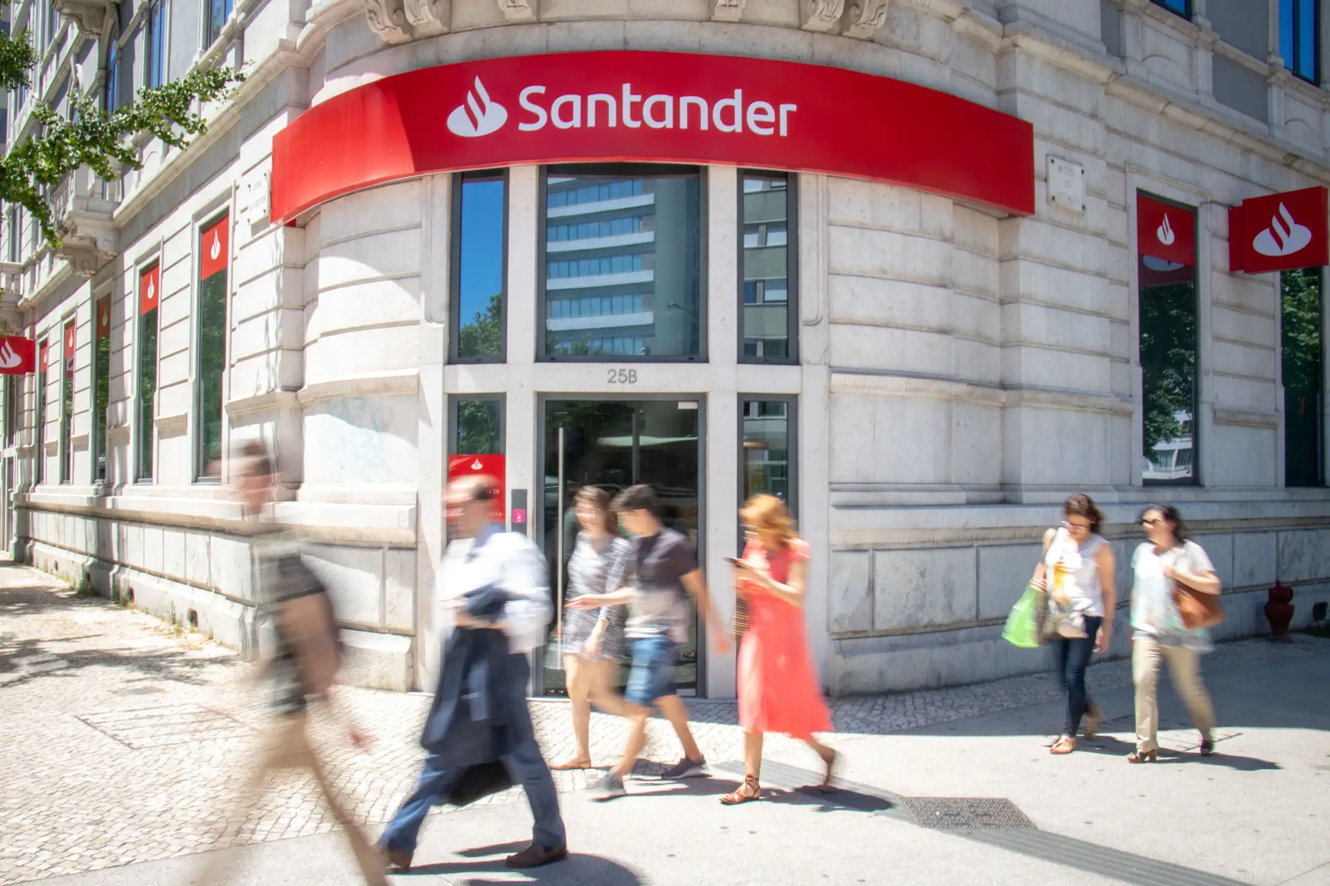 Banca. Juros cedem e tiram lucro ao Santander