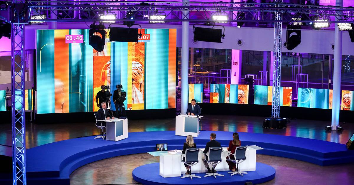 “Nenhum conseguiu encantar a câmara”: uma análise à cenografia do debate entre Montenegro e Pedro Nuno, prejudicada pelo apagão