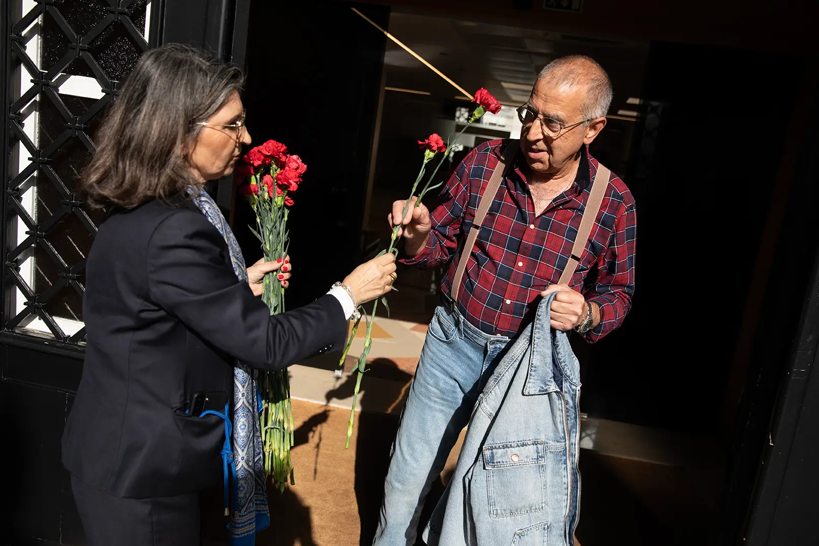Nesta fotogaleria cabem o primeiro-ministro e os Pauliteiros, o duo Montenegro-Carreira e ainda a festa que era para ser do 25 de Abril