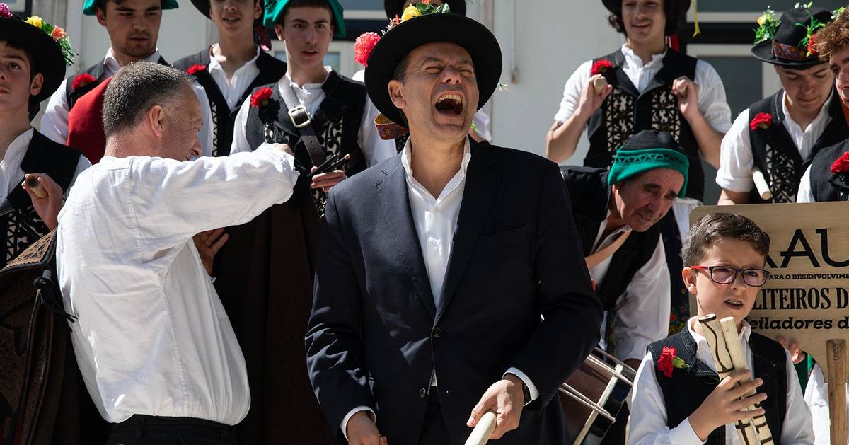 Nesta fotogaleria cabem o primeiro-ministro e os Pauliteiros, o duo Montenegro-Carreira e ainda a festa que era para ser do 25 de Abril