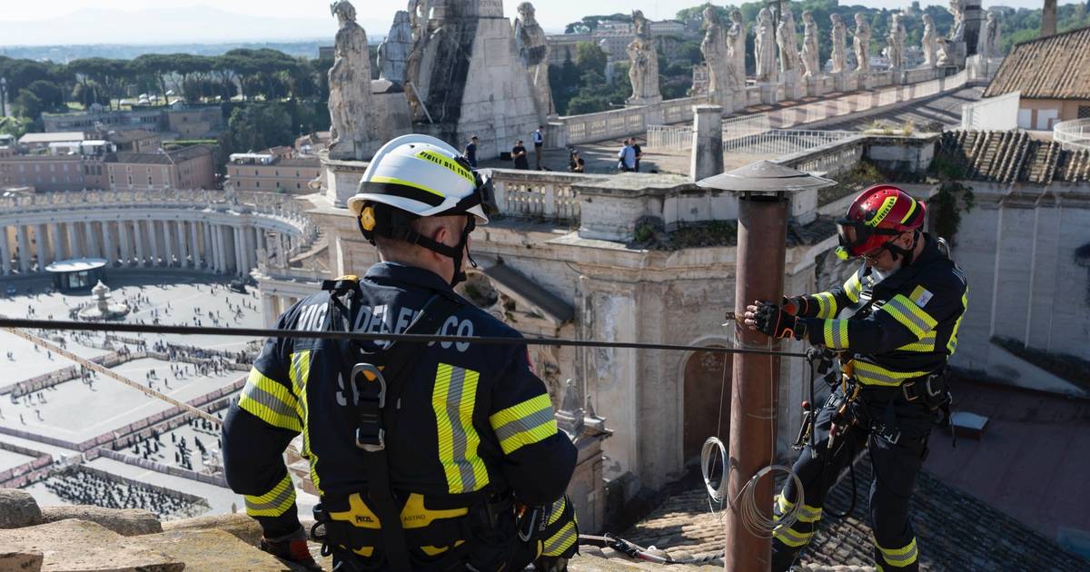 Chaminé montada no telhado da Capela Sistina; Vaticano nega doença de Parolin, um dos favoritos