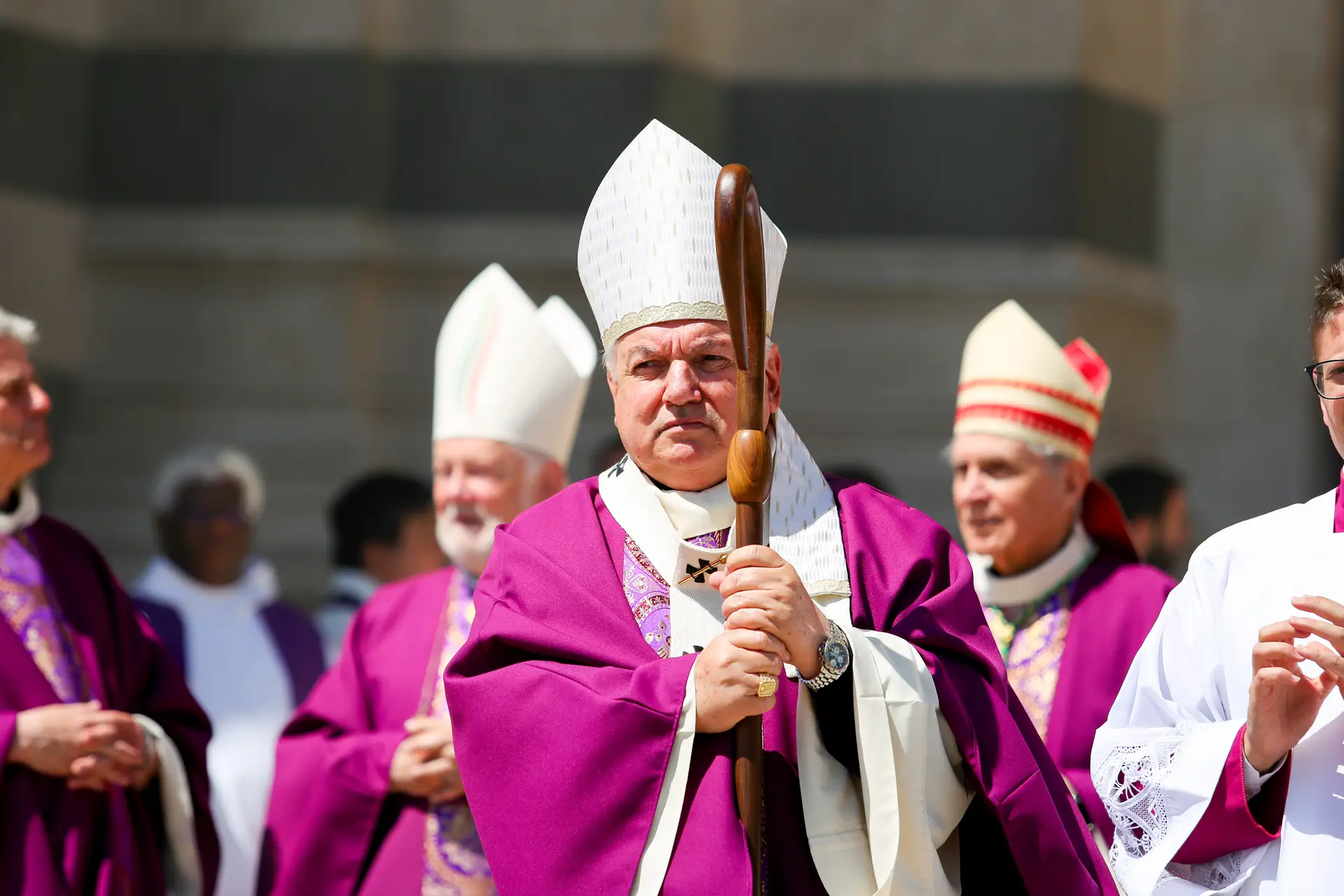 Análise ao Conclave aponta para cardeal de Marselha como sucessor do Papa Francisco, mas Pietro Parolin é favorito na bolsa de apostas