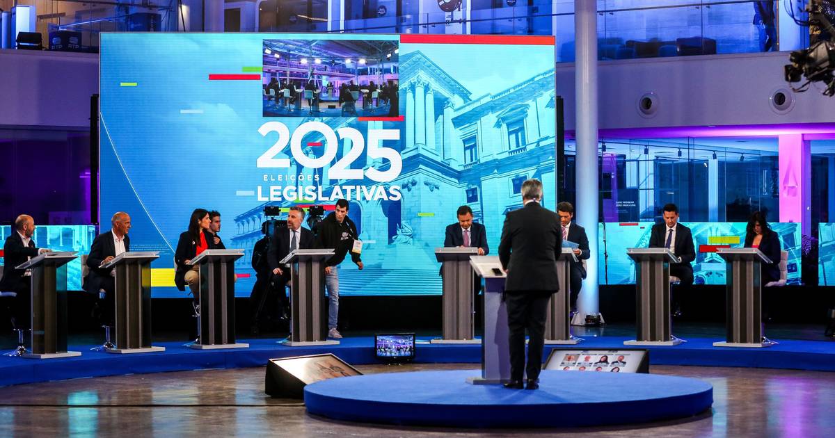 Ziguezagues, "balbúrdia" e todos contra um: líderes partidários culpam Montenegro pela crise e imigração aquece debate