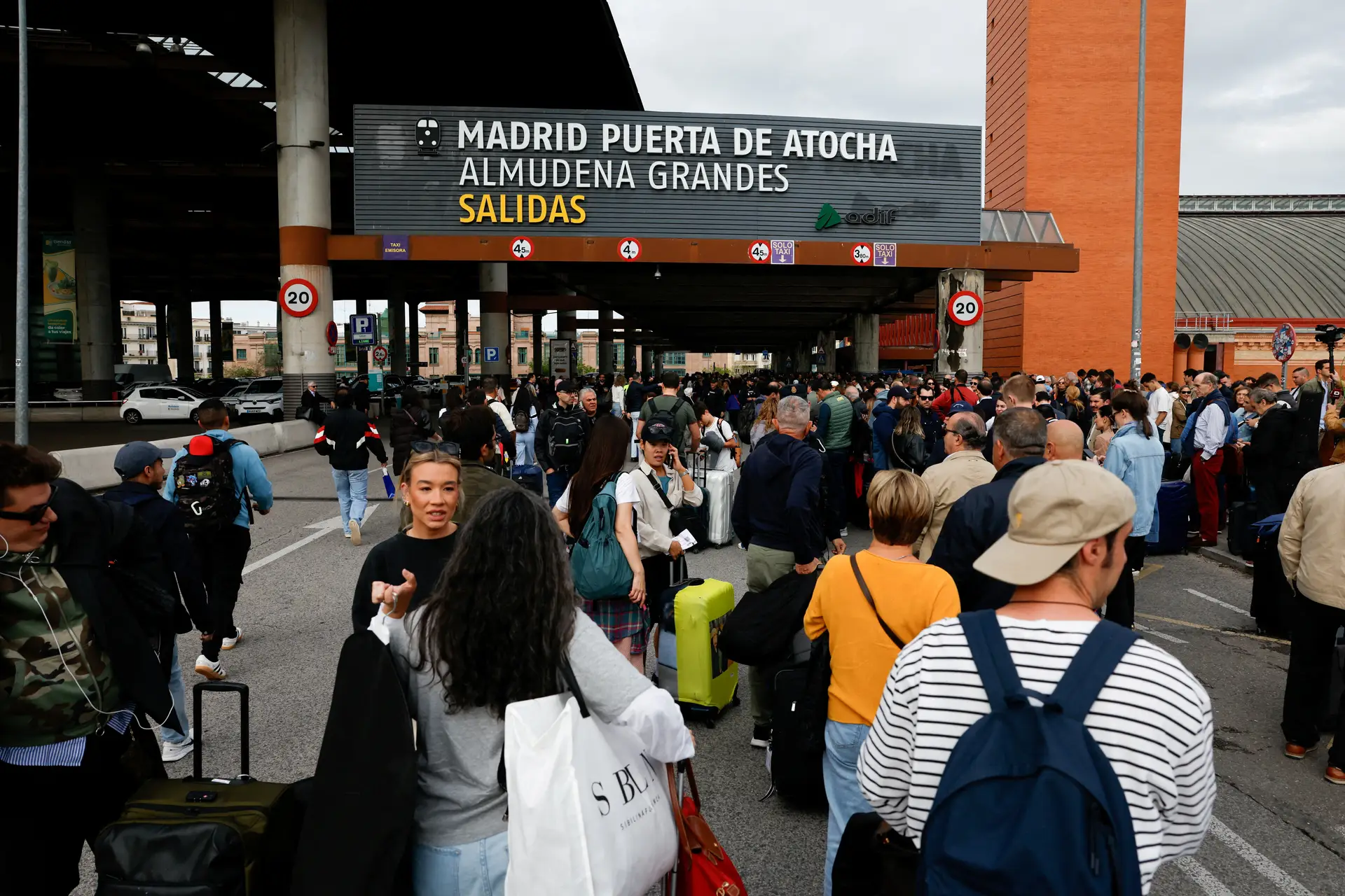 Passageiros aguardavam por notícias sobre os atrasos nos comboios, na estação de Atocha, em Madrid