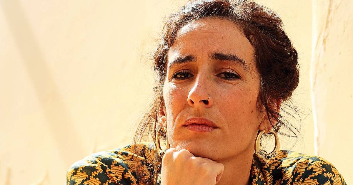 As nossas dores e os nossos sonhos num disco: A Garota Não salta para a vida das pessoas no novíssimo “Ferry Gold”