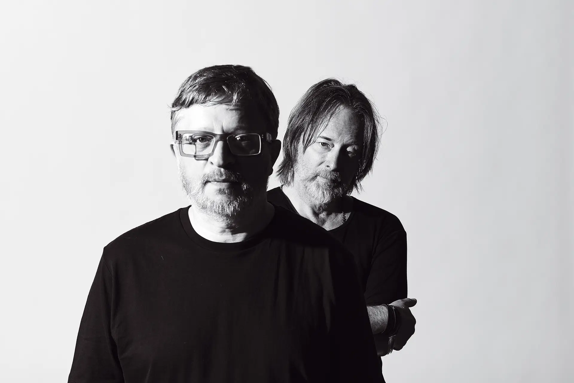 Mark Pritchard (à esq.) e Thom Yorke (à dir.), dos Radiohead, assinam o primeiro álbum em conjunto