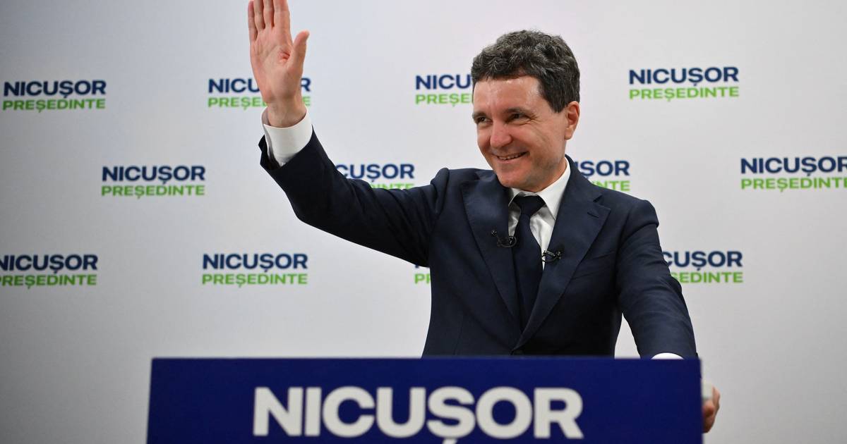 Nicusor Dan, o rival do populista George Simion nas presidenciais romenas: segunda volta “será luta pró e anti-Ocidente”