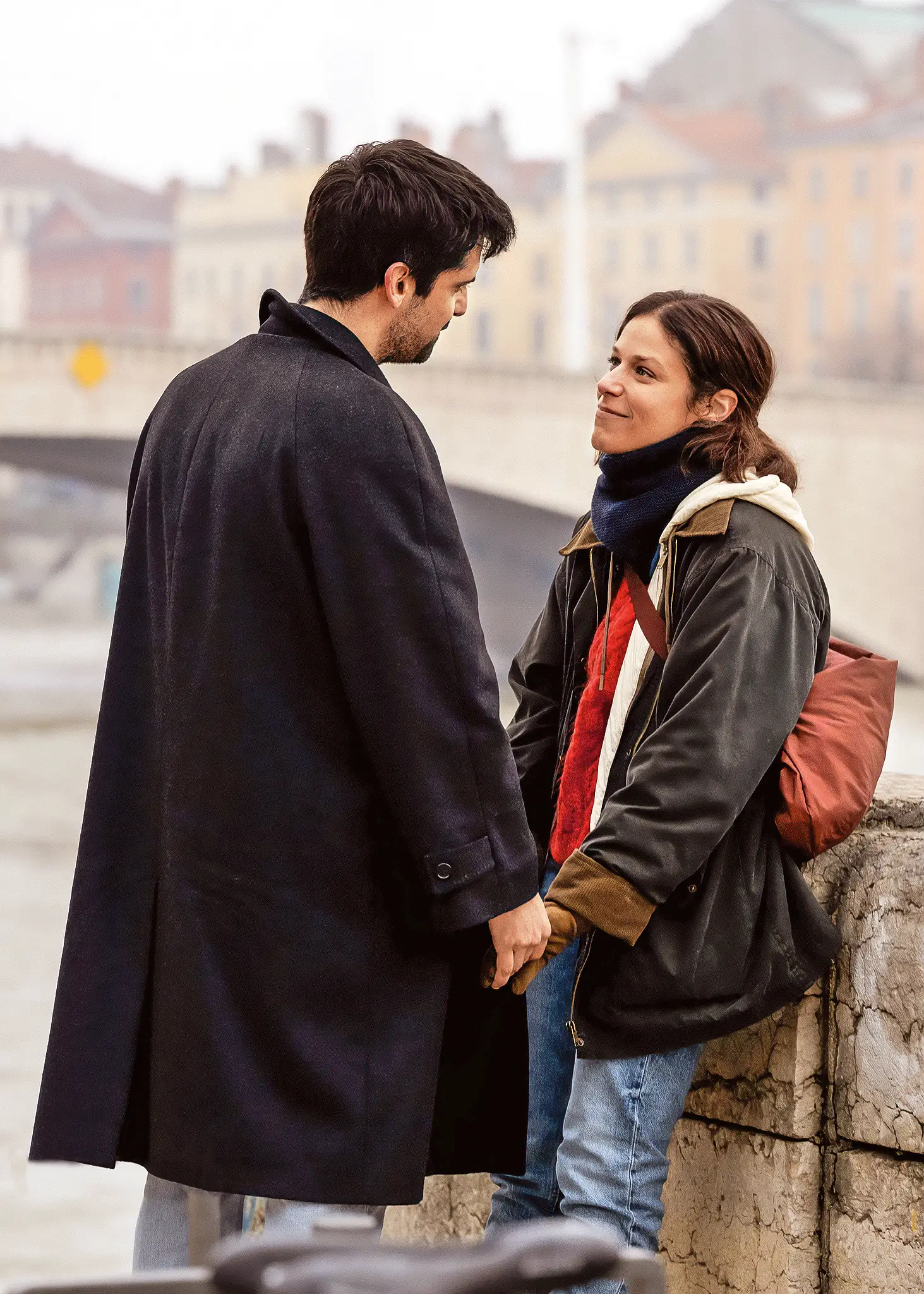 Óscar (Francesco Carril) e Ana (Iria del Río) conhecem-se numa passagem de ano