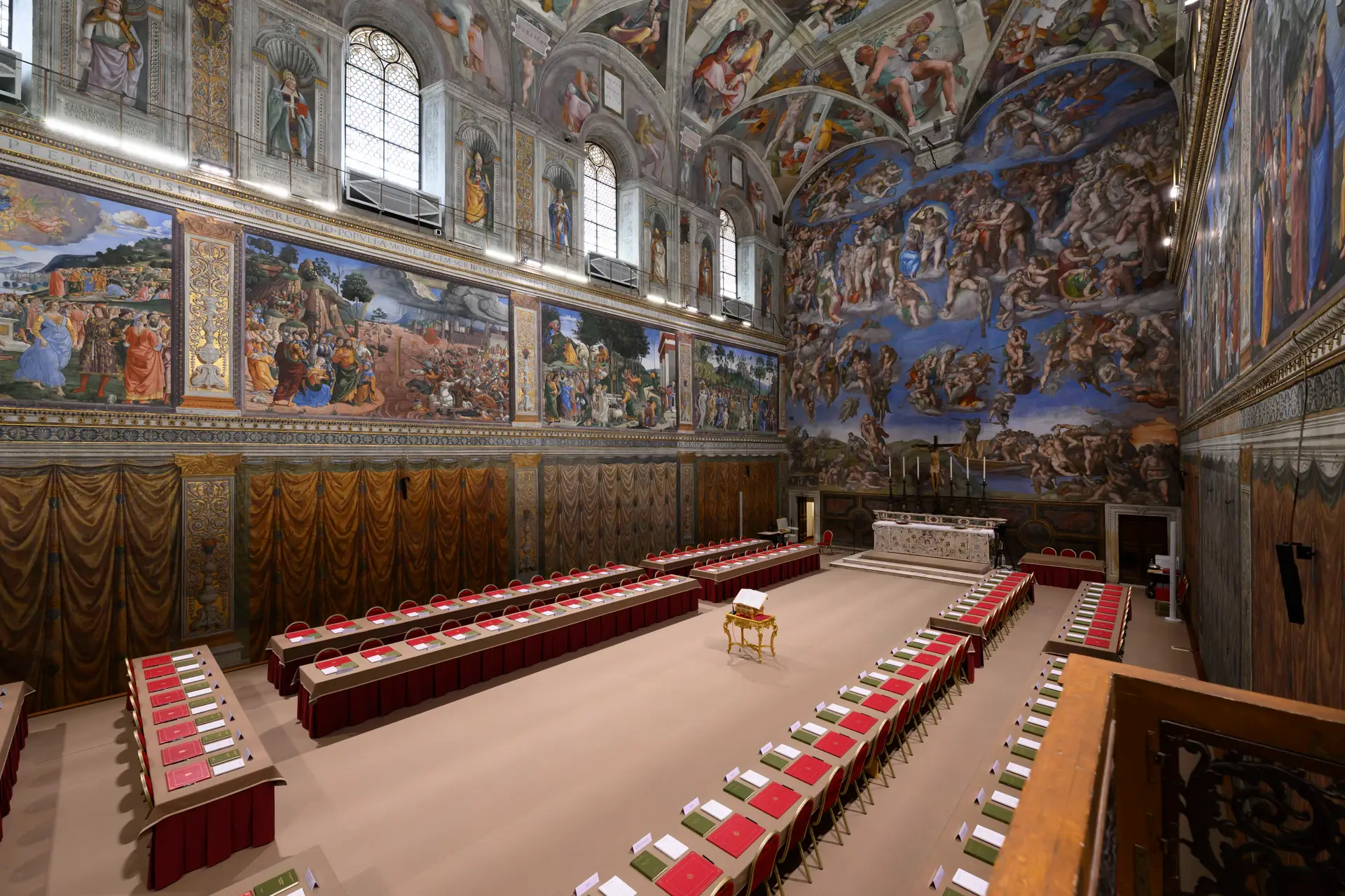 Tudo pronto para o início da votação: veja a Capela Sistina antes do conclave