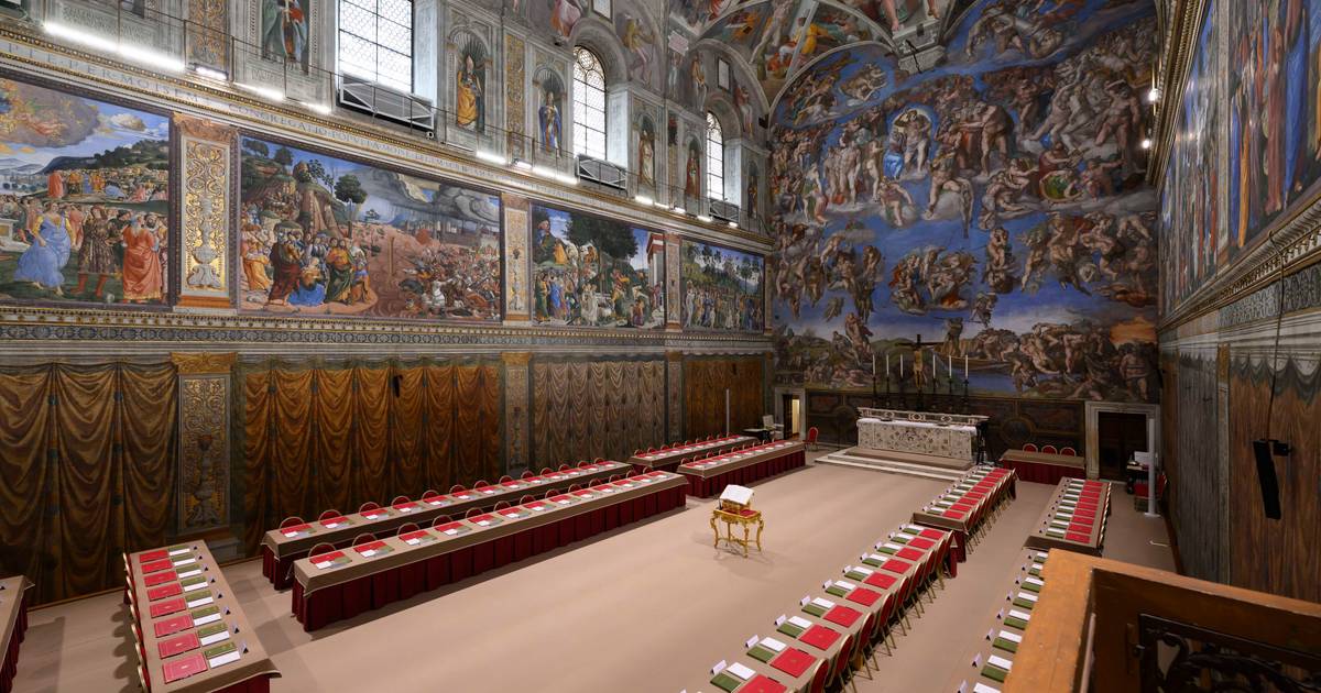 Tudo pronto para o início da votação: veja a Capela Sistina antes do conclave