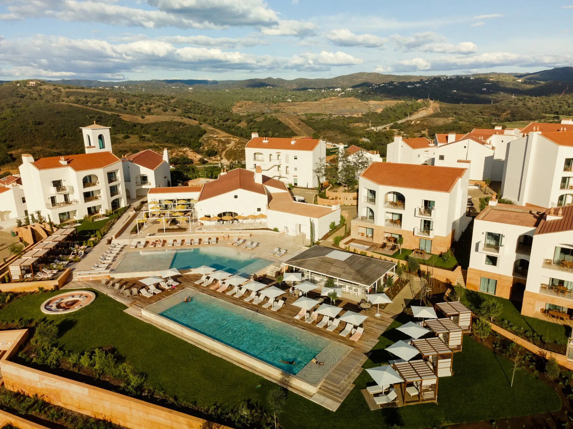 Prémio Revelação do Guia Boa Cama Boa Mesa 2025, este resort reproduz uma típica aldeia algarvia