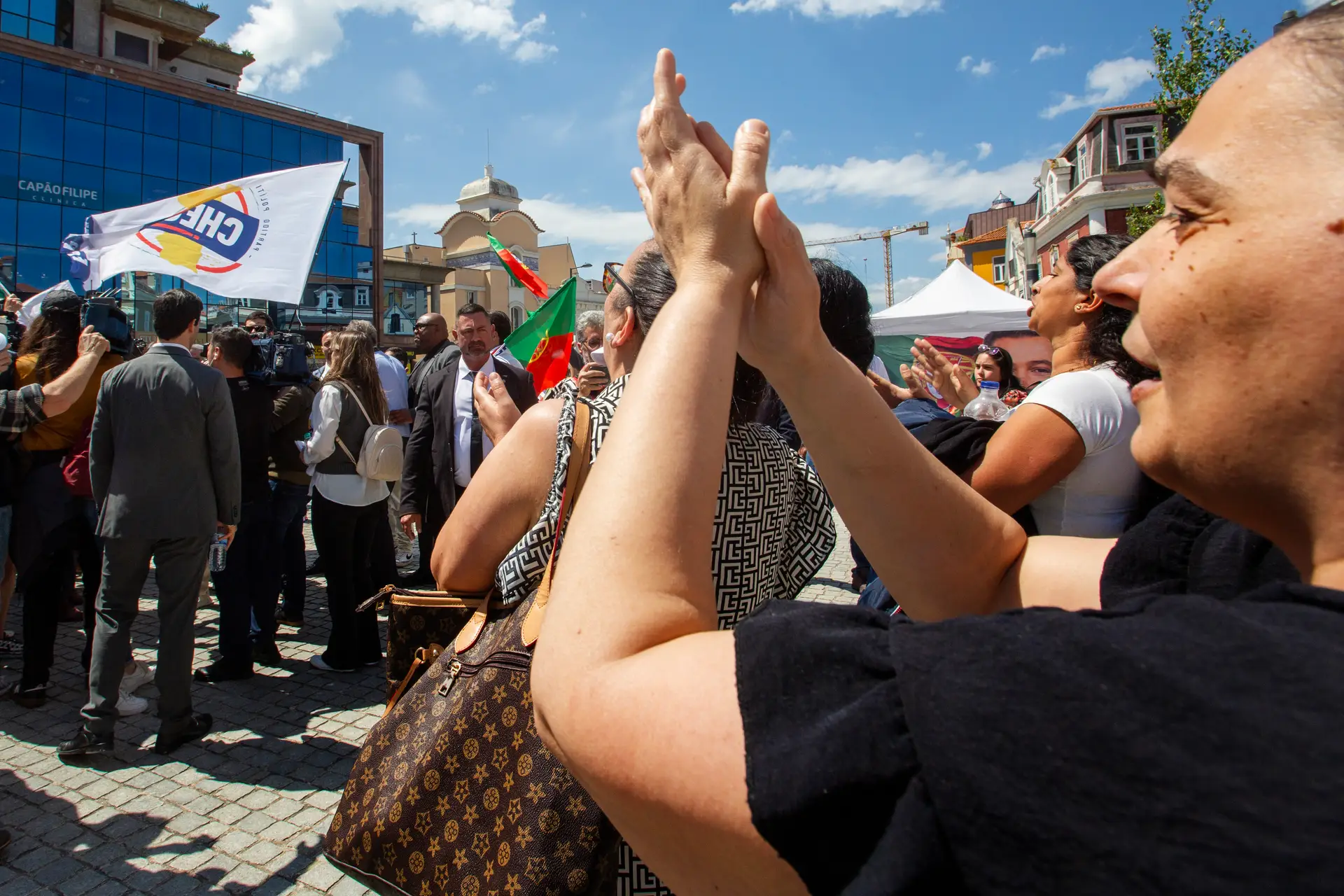 Momento tenso na campanha do Chega com protesto de comunidade cigana