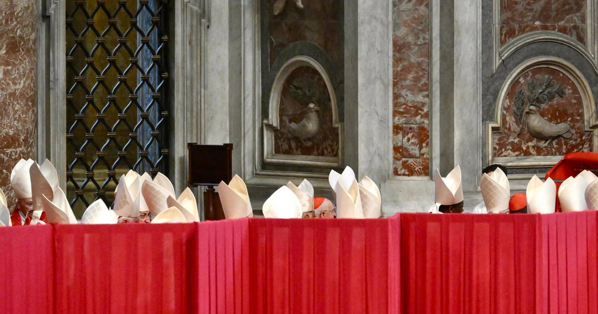 Missa pré-conclave: cardeal Re pede Papa “que melhor saiba despertar as consciências e as energias morais e espirituais na sociedade atual”