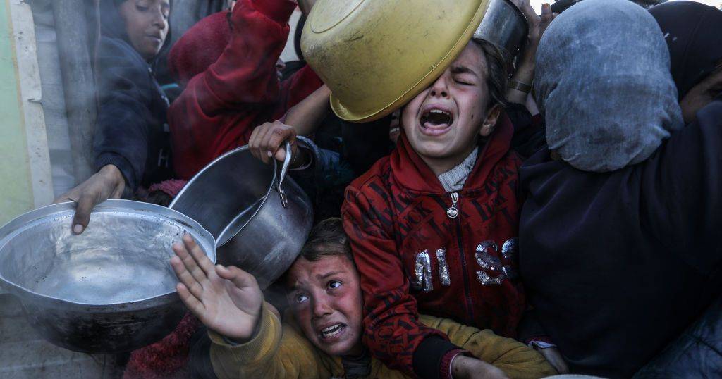 Enquanto em Gaza se morre à fome, na fronteira há 3000 camiões com ajuda que Israel não deixa entrar: dois meses de cerco humanitário
