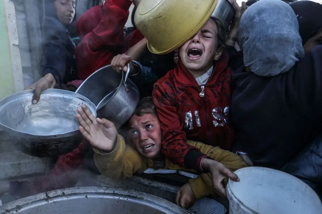 Em Gaza, muitos palestinianos dependem de cozinhas comunitárias para se alimentar. A confusão e o desespero são inevitáveis
