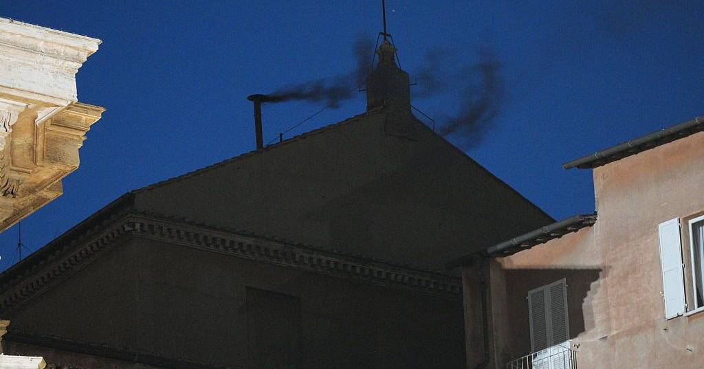 Fumo negro, como era de esperar… a preparar as quatro votações do segundo dia do conclave