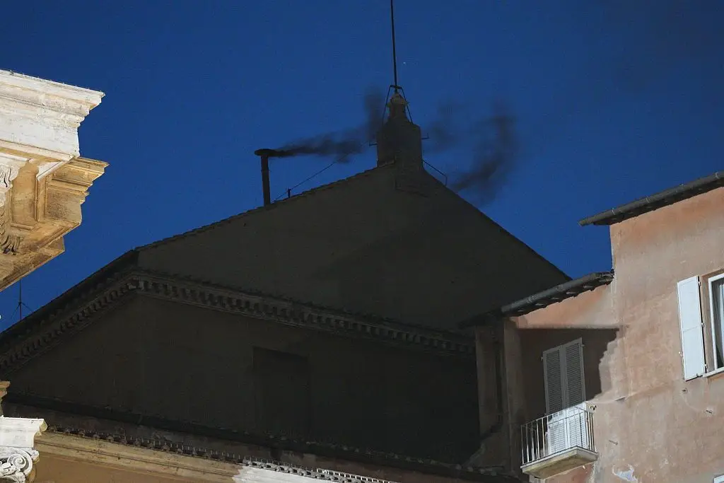 Fumo negro, como era de esperar… a preparar as quatro votações do segundo dia do conclave