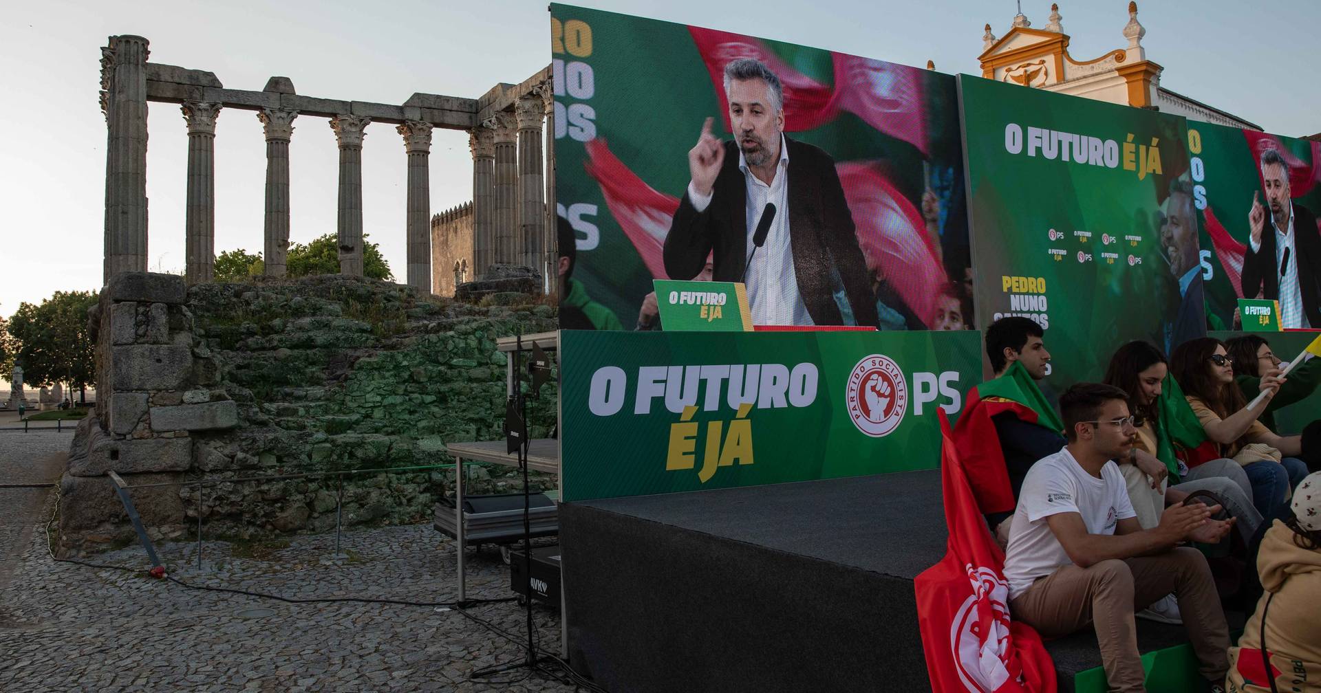 Pedro Nuno e Montenegro não se cruzaram em Évora, mas falaram um para o ...