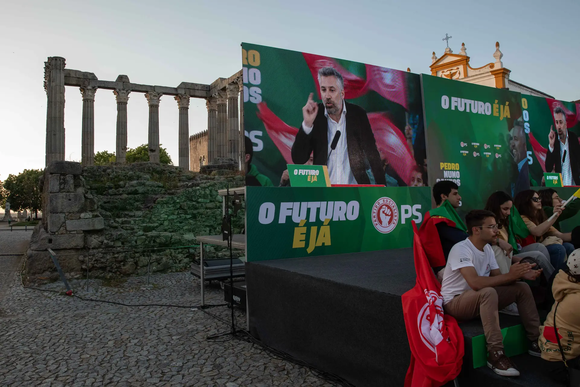 Pedro Nuno e Montenegro não se cruzaram em Évora, mas falaram um para o outro