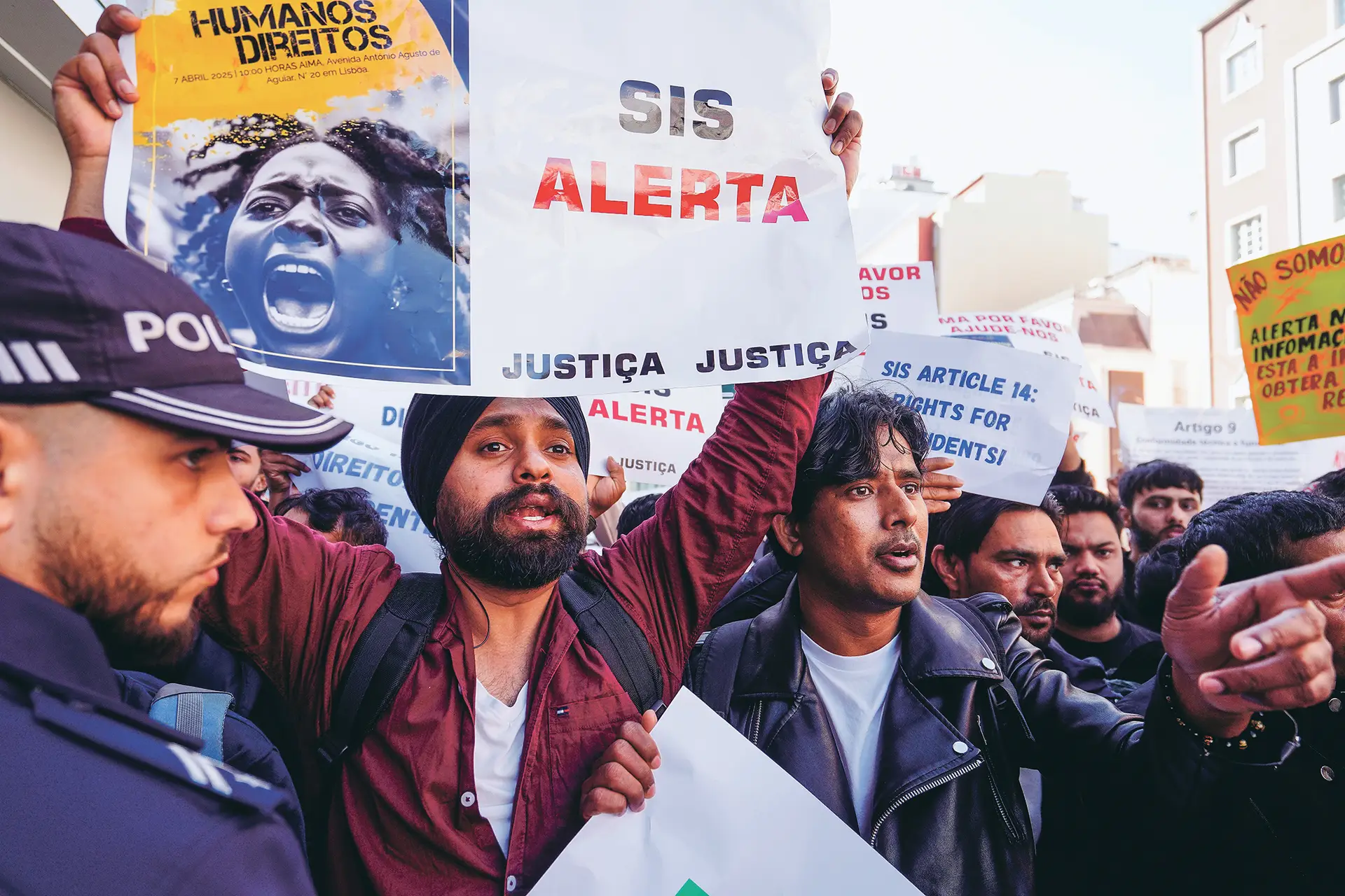 Em abril houve várias manifestações de imigrantes no Porto e em Lisboa (na foto), a exigir direitos e mais rapidez nas decisões da AIMA