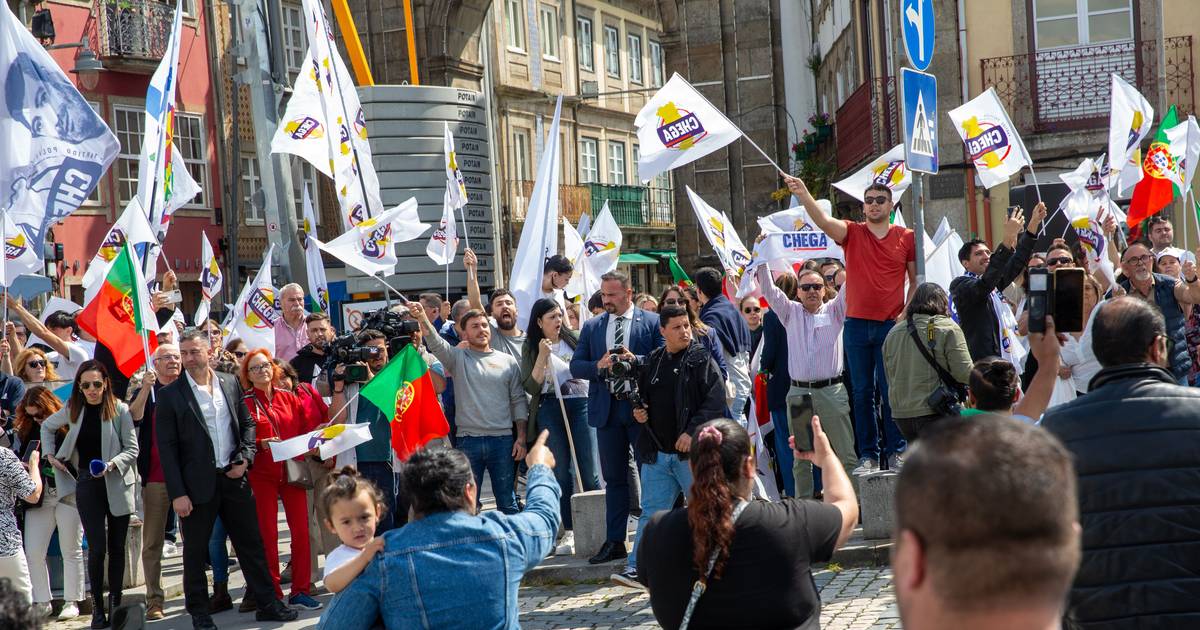 Ventura recebido de novo por protestos de ciganos: “Vocês é que são racistas, têm de trabalhar", responde