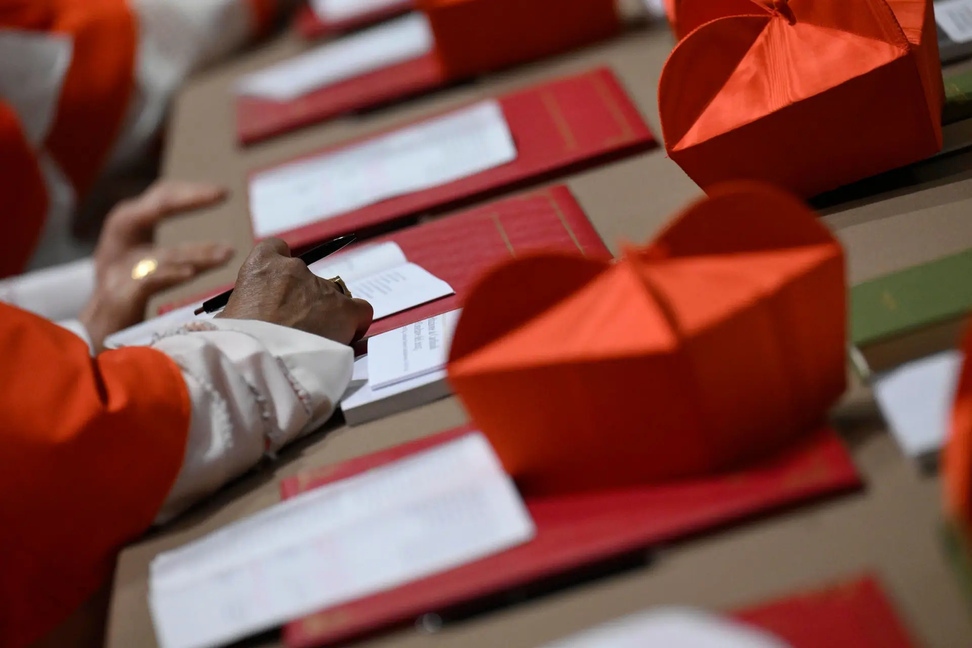 Fumo preto é falhanço ou discernimento? Duração do Conclave dependerá de como os cardeais encaram a falta de consenso