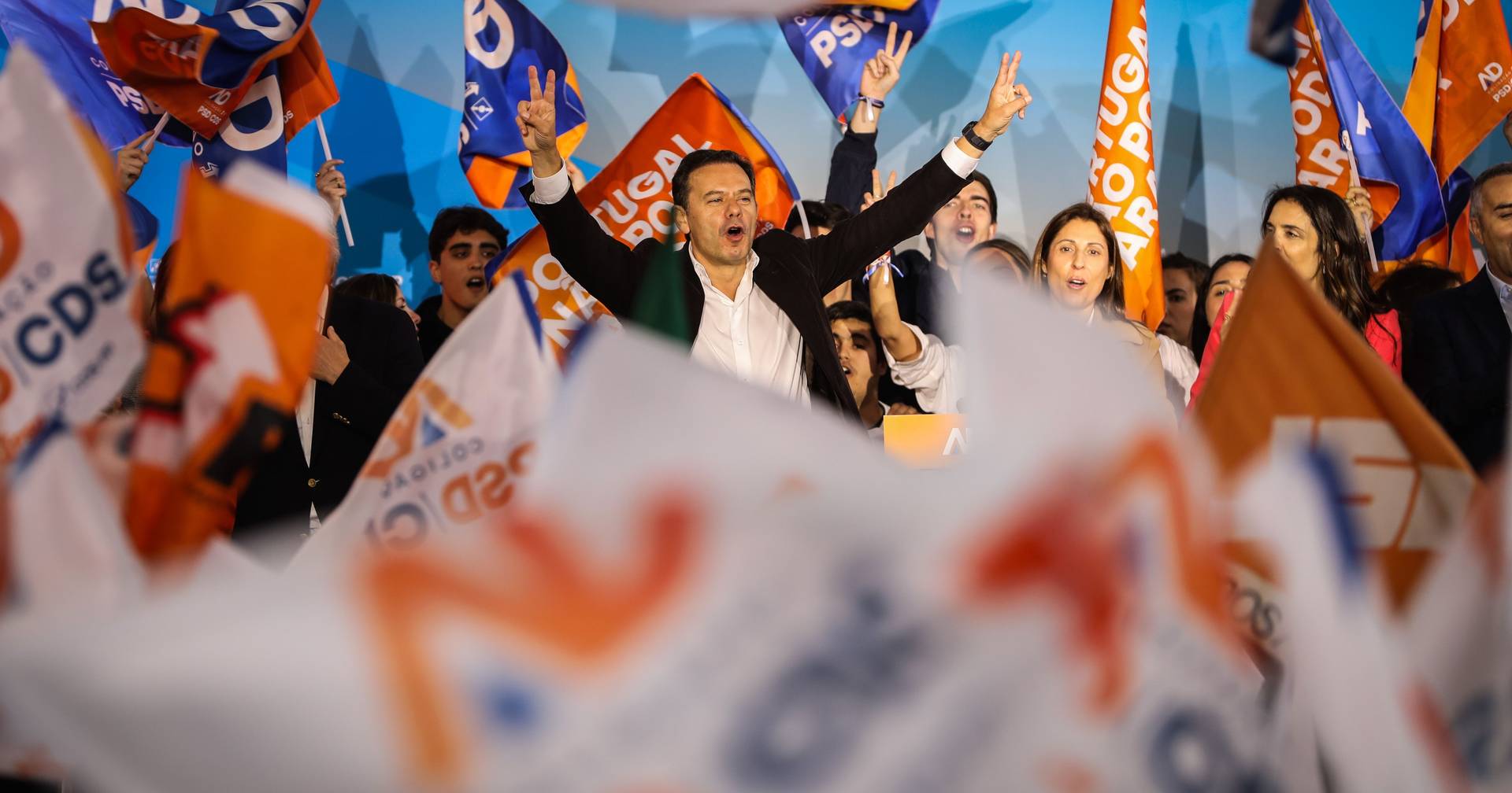 "Sondagem Bombástica: Portugueses Pedem Mudança de Governo! AD na Liderança, MAS Futuro Incerto com IL!" #ÚltimasNotícias #Portugal "Sondagem Bombástica: Portugueses Pedem Mudança de Governo! AD na Liderança, MAS Futuro Incerto com IL!" #ÚltimasNotícias #Portugal
