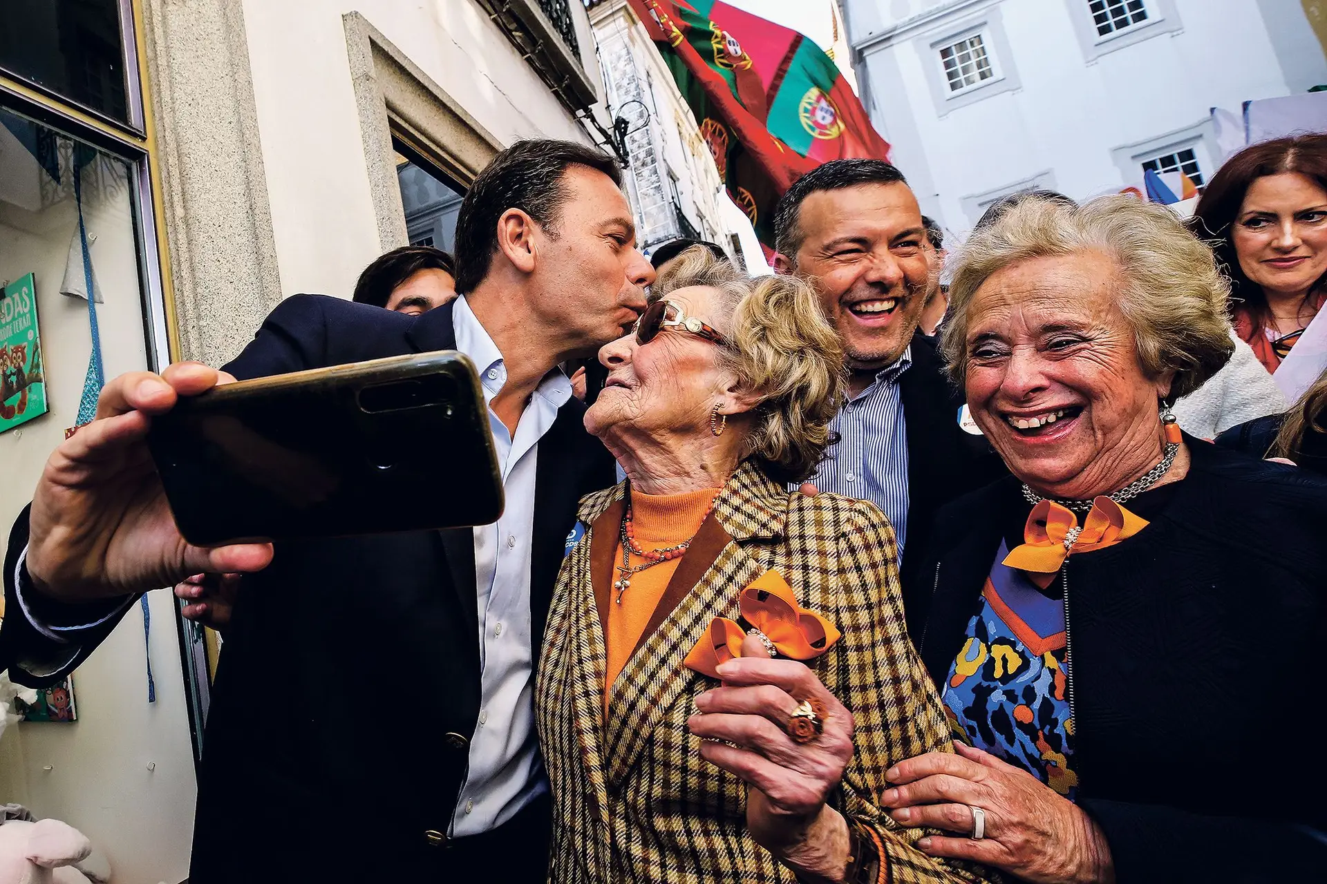 Luís Montenegro em Évora, sempre atento ao voto dos reformados e pensionistas, que acredita estarem já “reconciliados” com o PSD