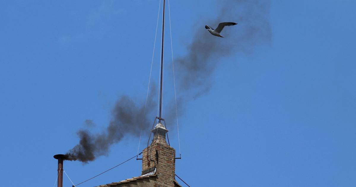 Fumo negro na chaminé da Capela Sistina: esta manhã não há novo Papa