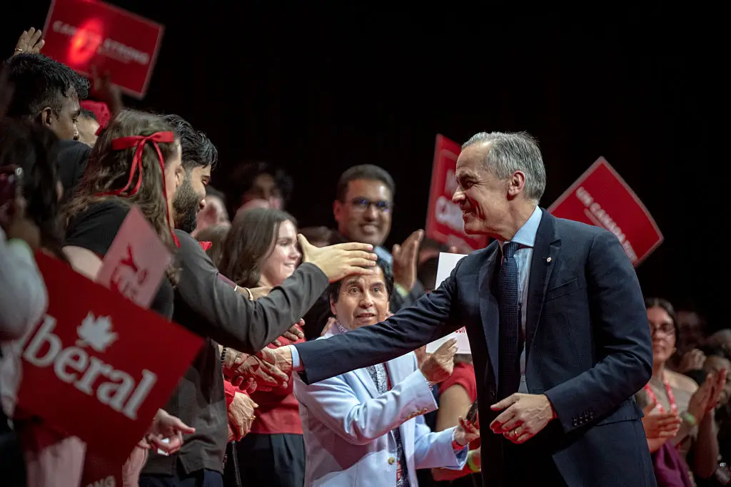 O novo primeiro-ministro canadiano e líder do Partido Liberal, Mark Carney, com aos seus apoiantes após ter ganho as eleições federais a 28 de abril