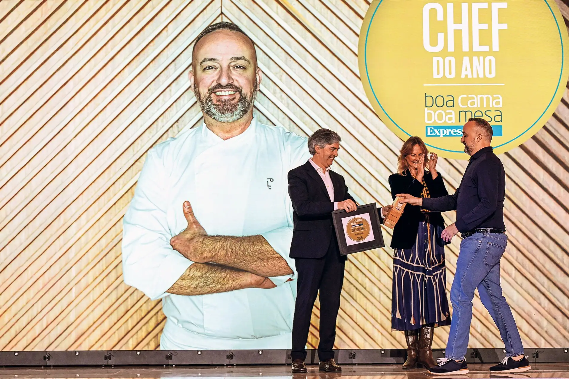Cerimónia Pedro Lemos sobe ao palco para receber o prémio de Chef do Ano 2025, entregue por Pedro Machado e Mónica Balsemão