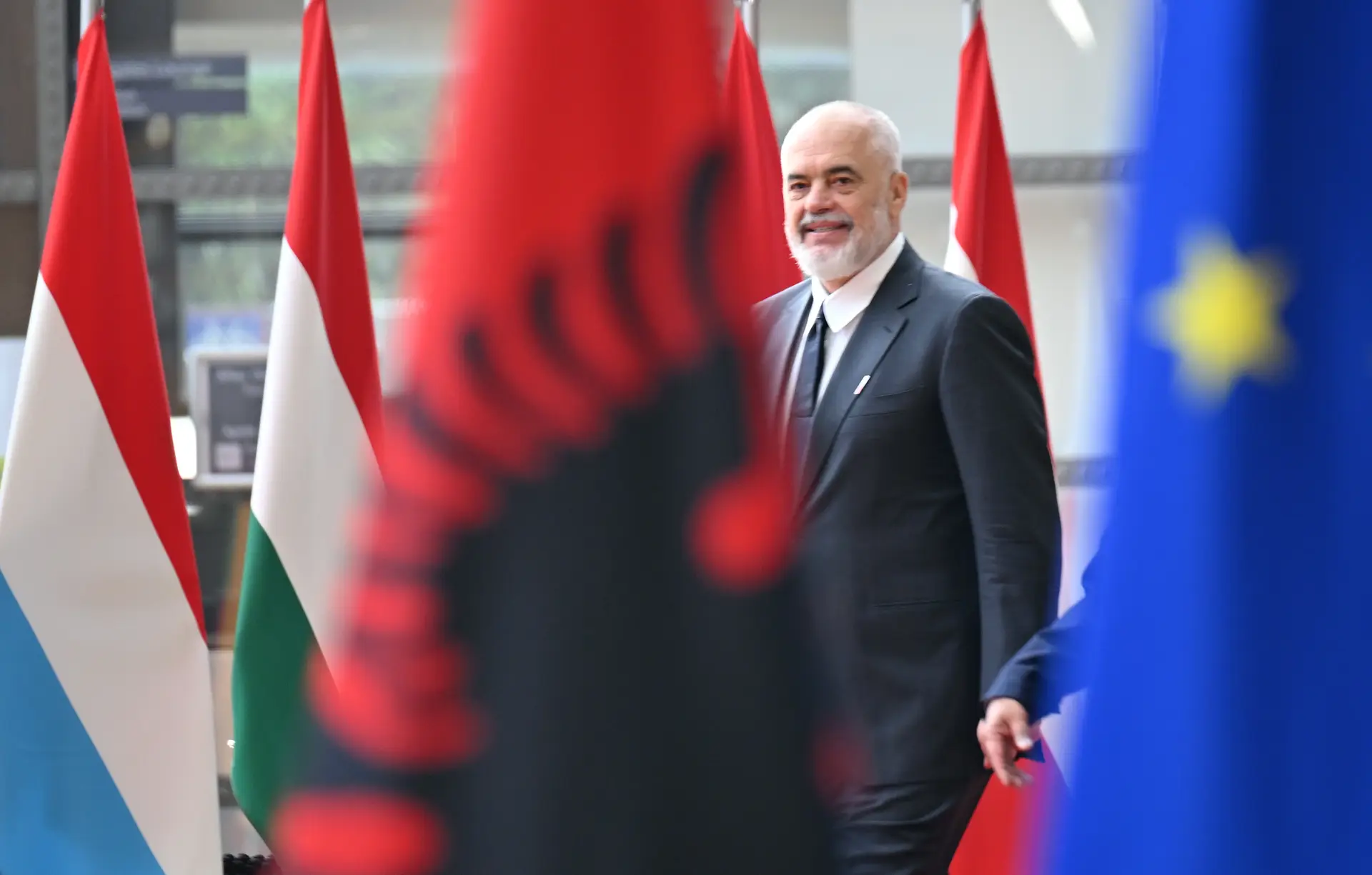 Edi Rama, primeiro-ministro da Albânia e líder do Partido Socialista (PS, centro-esquerda)