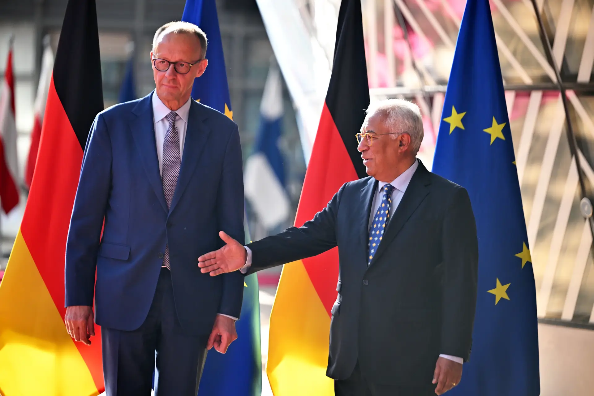 O chanceler alemão, Friedrich Merz, encontrou-se com o presidente do Conselho Europeu, António Costa, em Bruxelas

