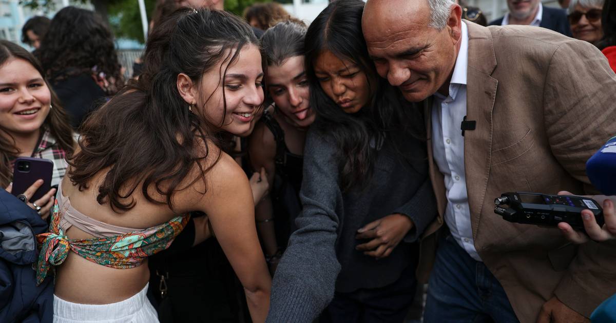 "Camarada” Raimundo foi à escola e mostrou “grande confiança” na reeleição de seis deputados