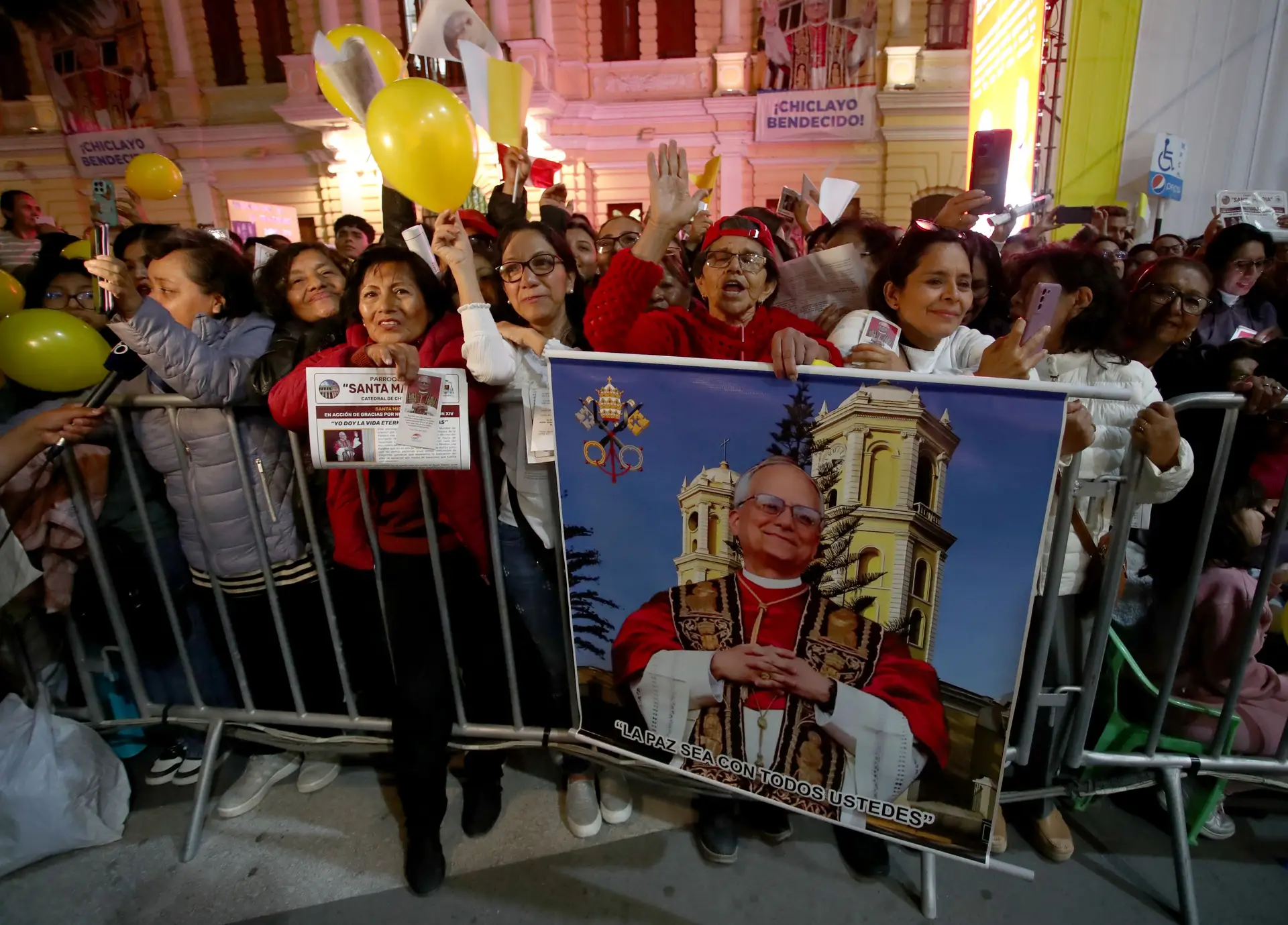 Missa campal em Chiclayo, no Peru, para celebrar a eleição do missionário Robet Francis Prevost como Papa Leão XIV 