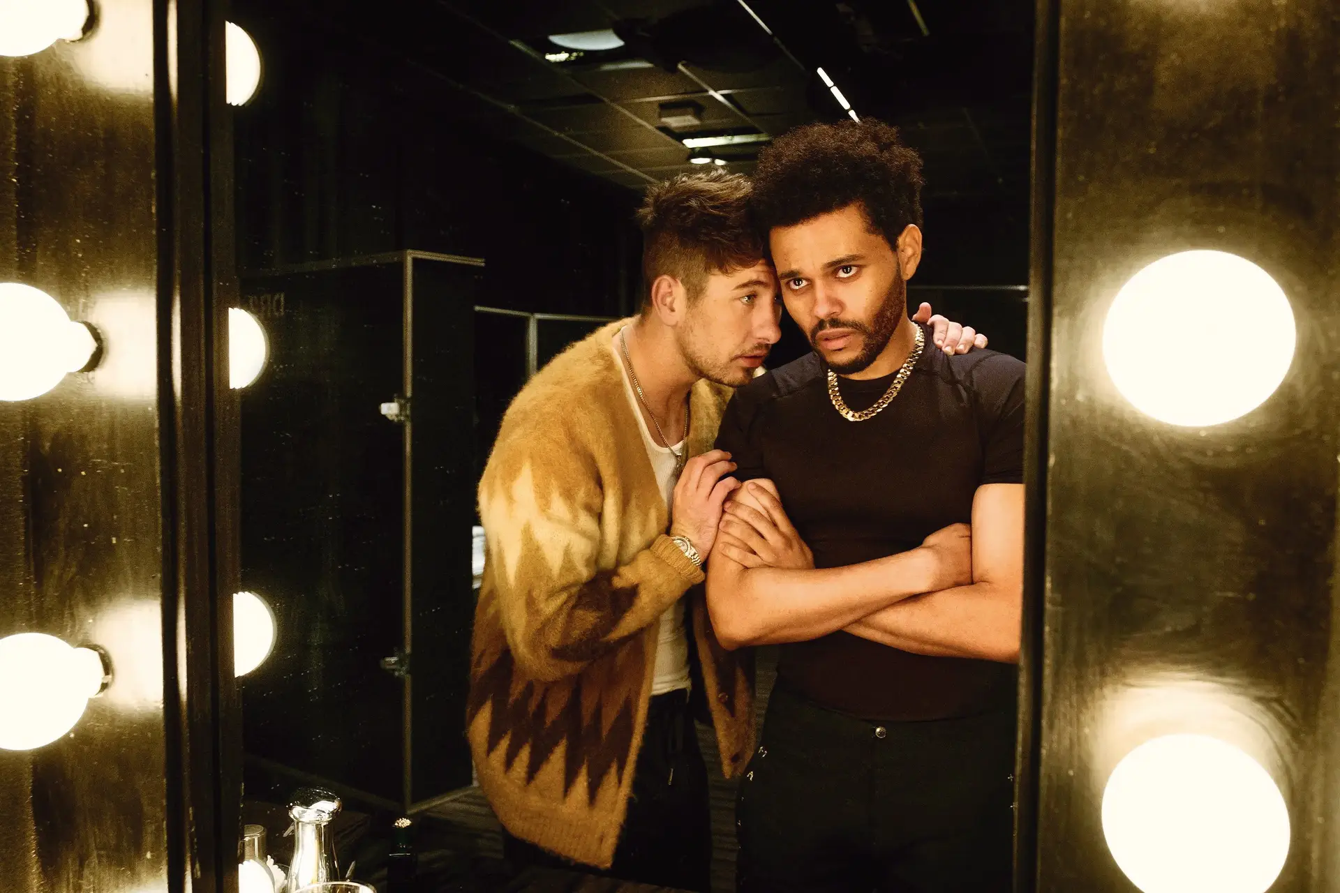 O irlandês Barry Keoghan (à esq.) no papel de manager abusivo do cantor The Weeknd (à dir.)
