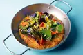 Rösti de batata, bacon e flores de primavera