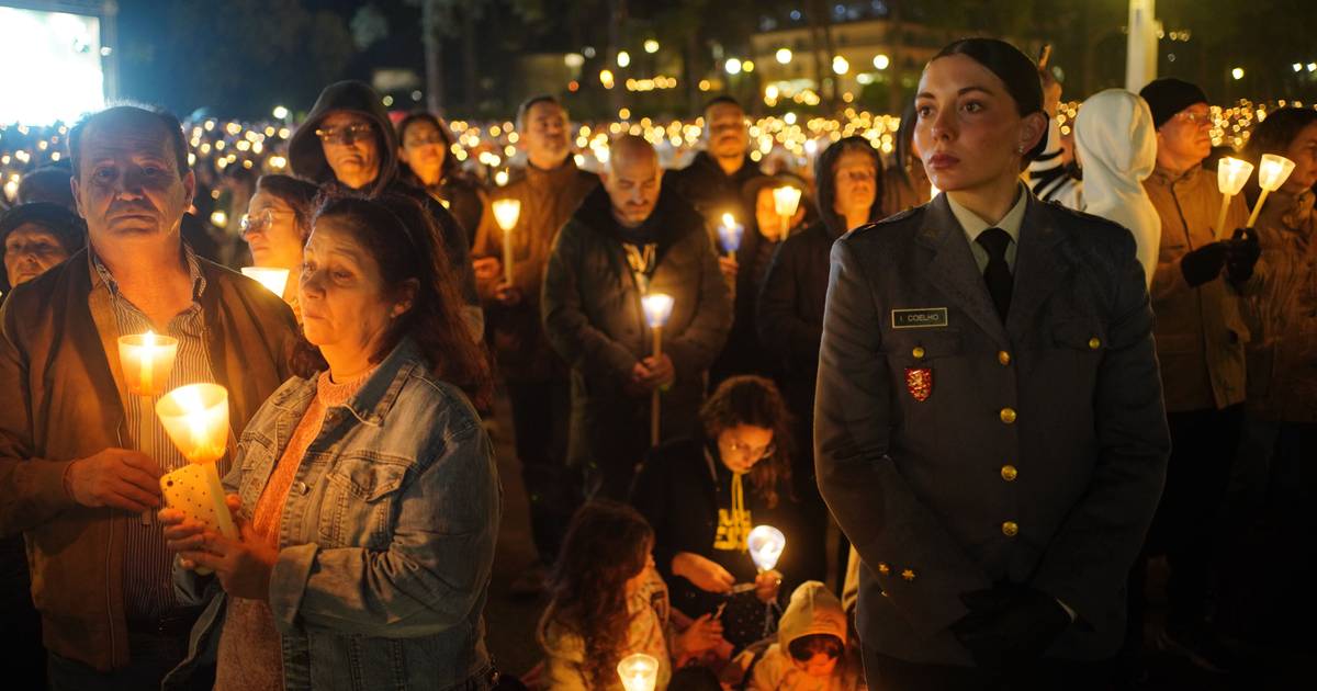 Fátima em imagens: a emoção do fim da peregrinação e a multidão na procissão das velas