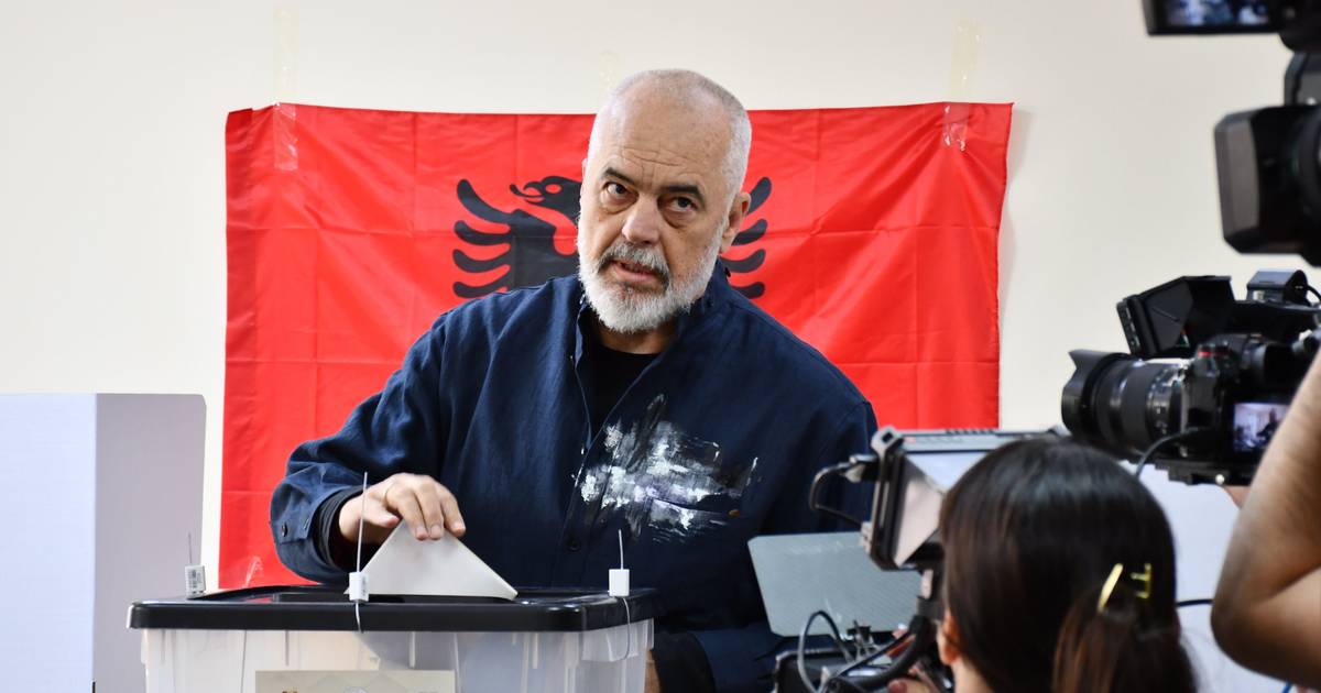 Edi Rama conquista inédito quarto mandato como primeiro-ministro da Albânia, com maioria folgada – e na sexta aperta a mão a António Costa