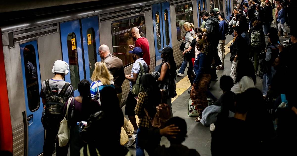 Almost 70% of Portuguese people did not use public transport in 2024