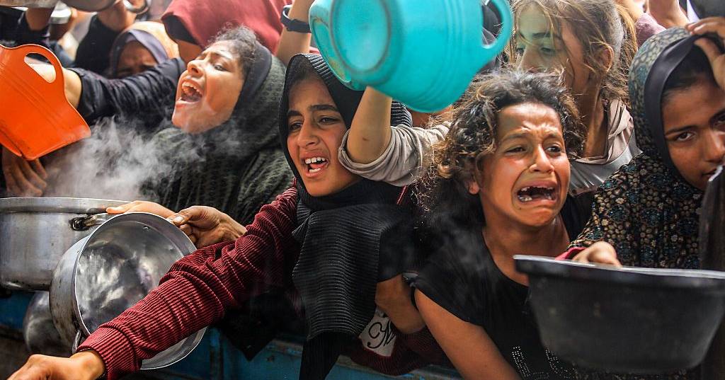 "Temos de pôr fim a esta loucura": responsável de direitos humanos da ONU alerta para "limpeza étnica" em Gaza