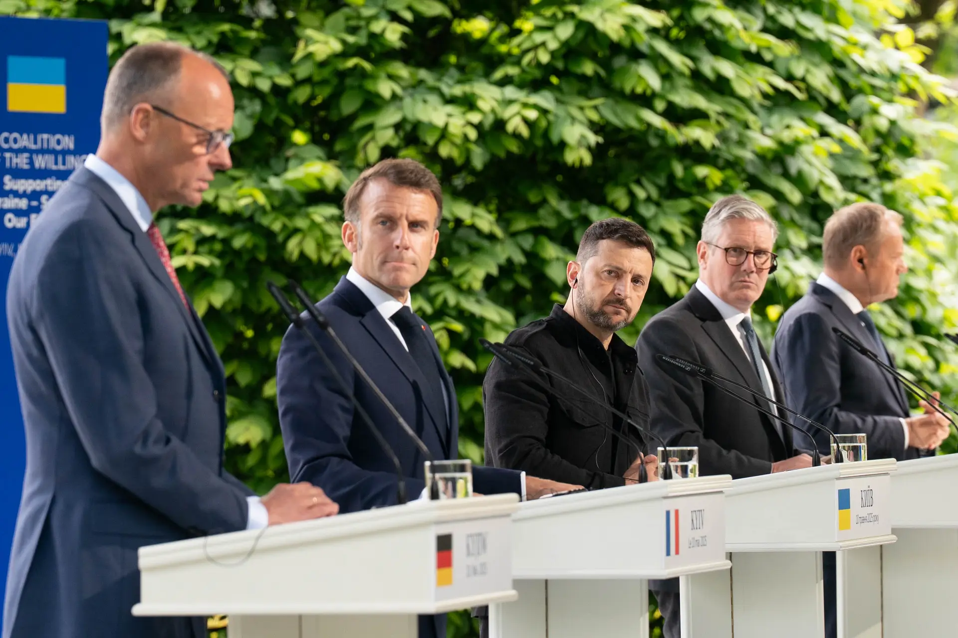 Da esquerda para a direita, o chanceler alemão, Friedrich Merz; o Presidente francês, Emmanuel Macron; o ucraniano, Volodymyr Zelensky; o primeiro-ministro britânico, Keir Starmer; e o polaco, Donald Tusk, no palácio presidencial em Kiev, a 10 de maio de 2025