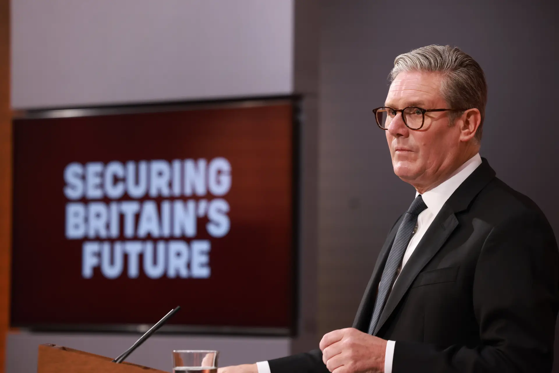 O primeiro-ministro do Reino Unido, Keir Starmer, garante estar a proteger o futuro do seu país e não a seguir a cartilha da extrema-direita 