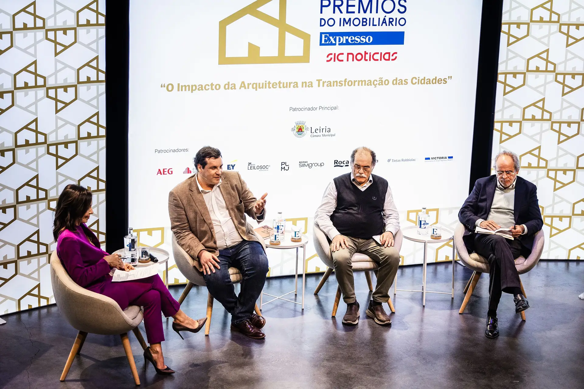 Os arquitetos Avelino Oliveira, António Moreira de Figueiredo e Miguel Saraiva na 1ª conferência da VII edição dos Prémios do Imobiliário