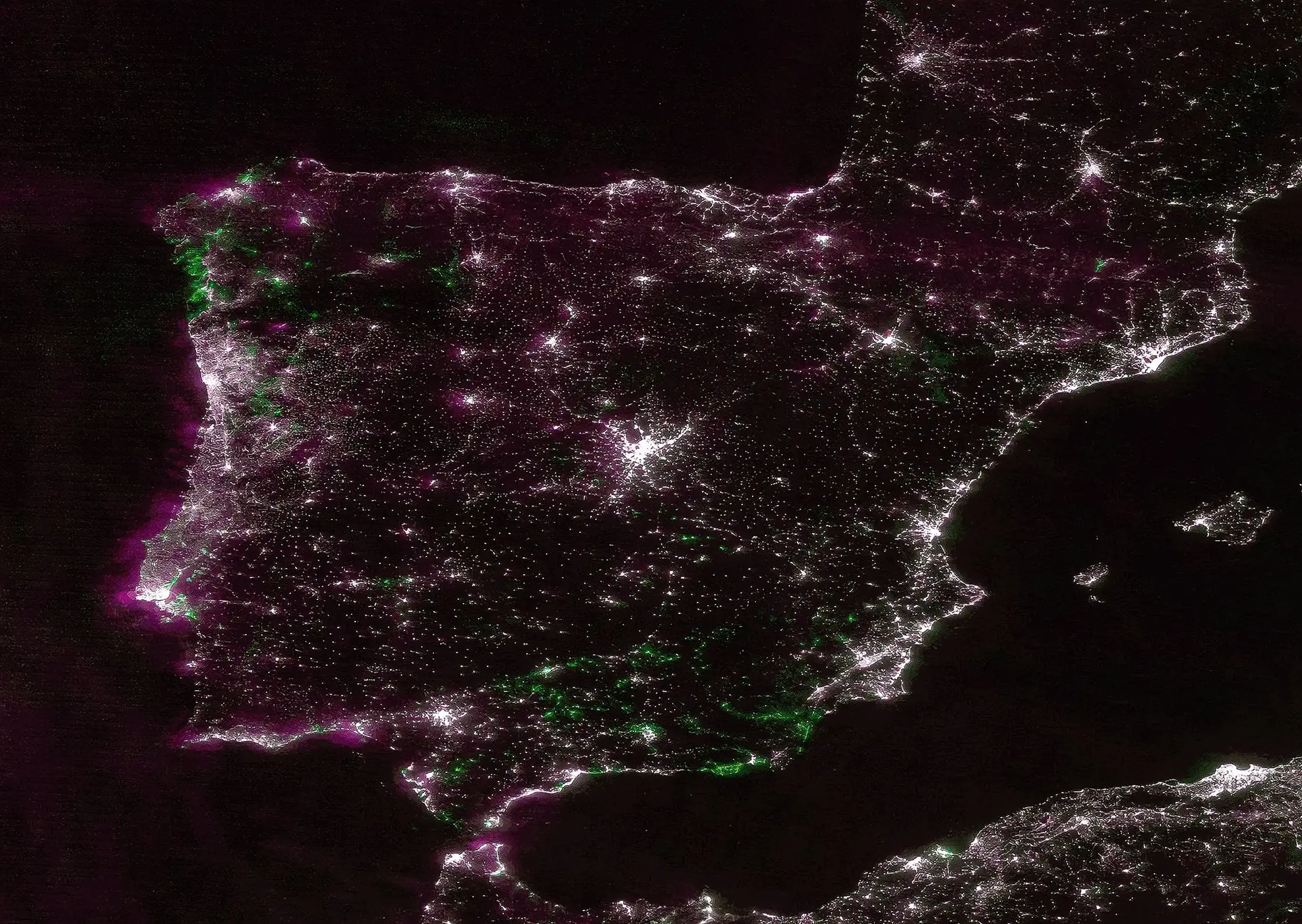 Agência Espacial Europeia divulgou imagem de satélite da Península Ibérica na recuperação do apagão, na noite de 28 de abril