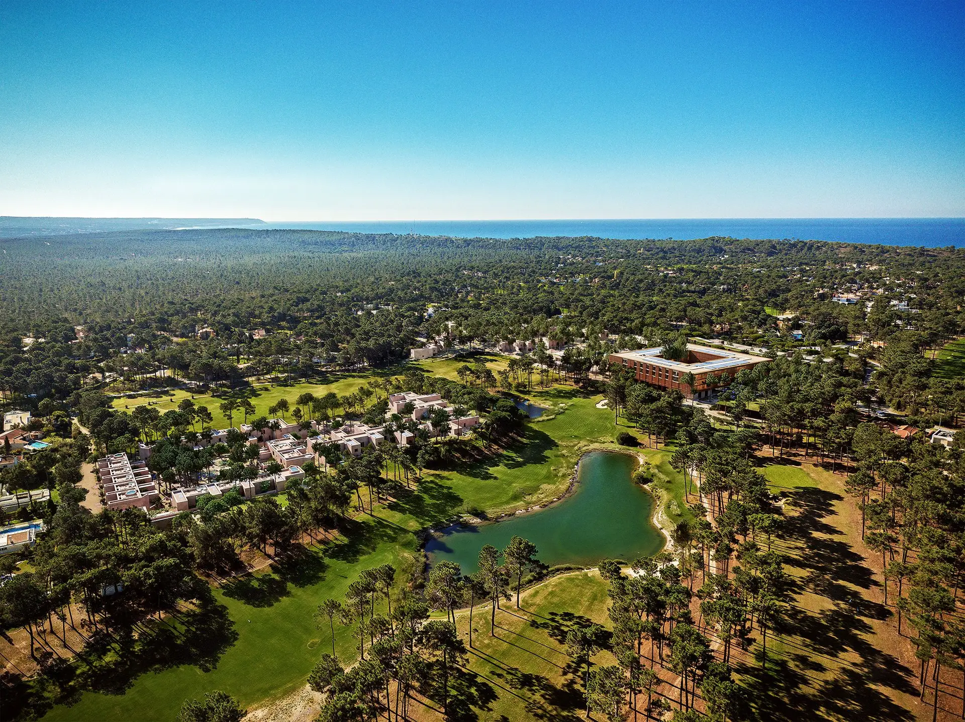 A última fase de loteamento na Aroeira, que incide em 30 mil m2 no empreendimento com 350 hectares, vai ser desenvolvida pela Norfin, com a construção de um hotel com 138 quartos, 40 apartamentos e 52 moradias de padrão alto