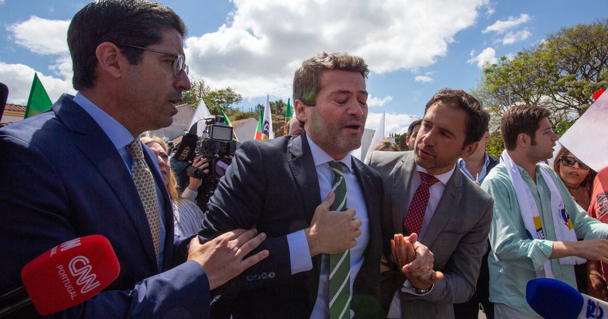 André Ventura sai do hospital e confirma diagnóstico de espasmo esofágico: "Sinto-me melhor. Infelizmente terei de parar"