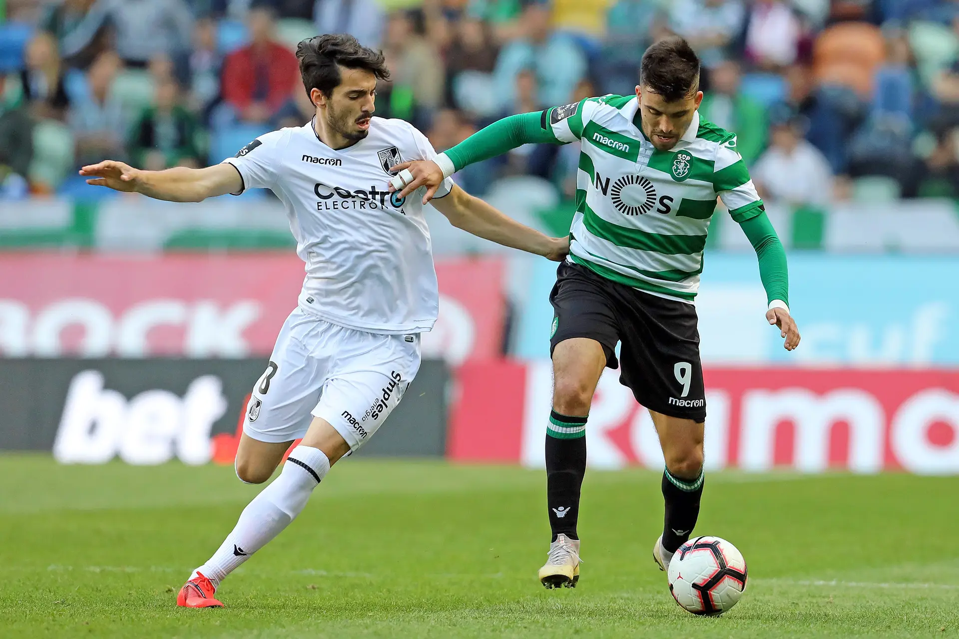 Em 2018/19, o médio (à esquerda) foi emprestado ao V. Guimarães