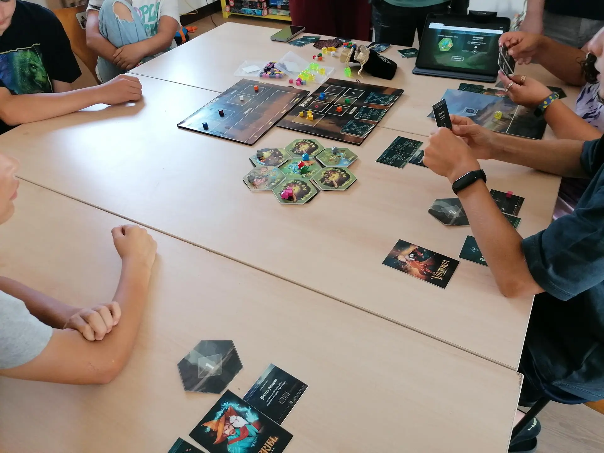 O FlavourGame é um jogo interativo e tecnológico que leva as crianças a provarem alimentos