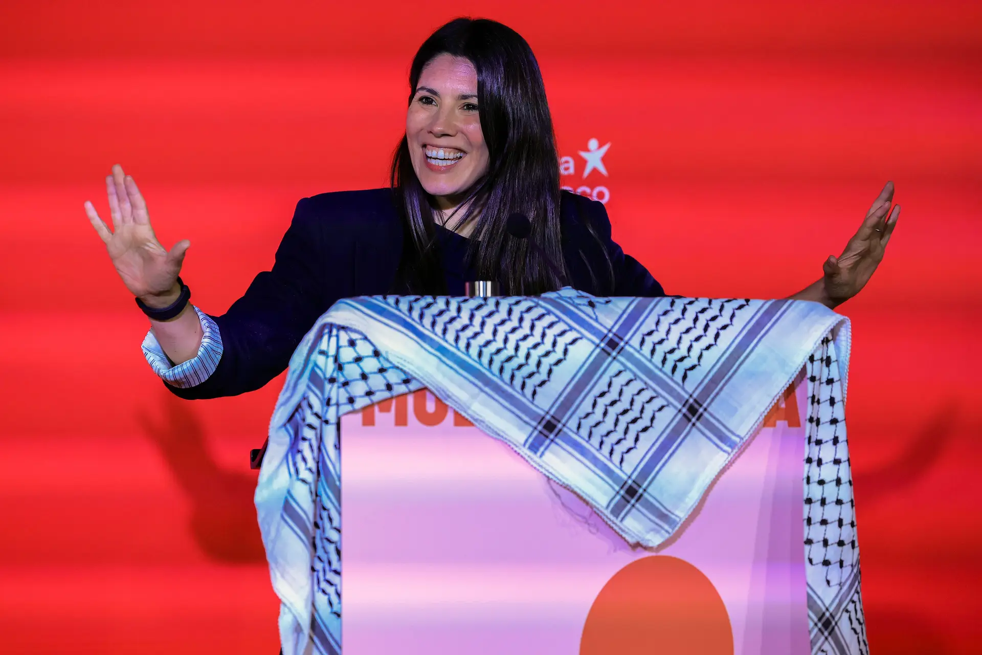 Um 'keffiyeh', o tradicional lenço palestiniano, no púlpito onde discursou a coordenadora do Bloco de Esquerda, Mariana Mortágua, em Aveiro